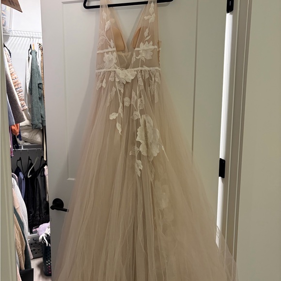 BHLDN Ivory Floral Lace Wedding Dress - Picture 7 of 9